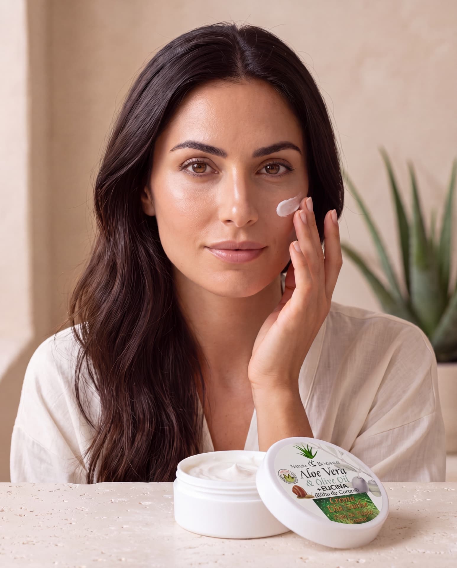 Femme brune appliquant la crème visage Aloe Vera & Olive Oil
